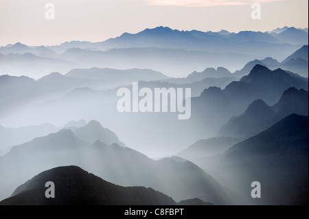 Montagne profilarsi all'alba, vista da Pico de aneto, a 3404m e la vetta più alta dei Pirenei, Spagna Foto Stock