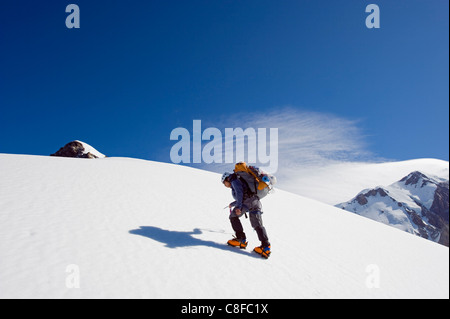 Scalatore sulla Aiguille de Bionnassay sul percorso di Mont Blanc, sulle Alpi francesi, Francia Foto Stock