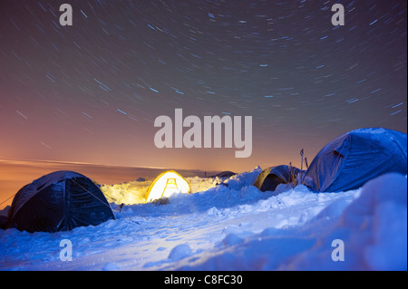 Tracce stellari, campeggio a 4000m sul Mont Blanc, Chamonix, sulle Alpi francesi, Francia Foto Stock