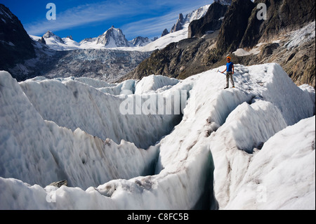 Aclimber in un crepaccio campo sul Mer de Glace ghiacciaio, Mont Blanc range, Chamonix, sulle Alpi francesi, Francia Foto Stock