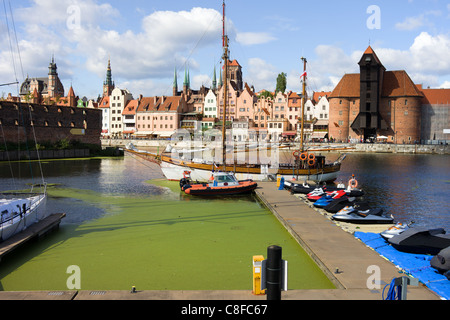 Città di Gdansk in Polonia, vista dalla marina a Old Town Foto Stock