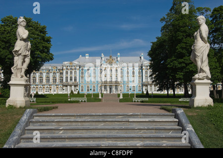 Vista dal giardino a piedi al Palazzo di Caterina a San Pietroburgo, Russia Foto Stock