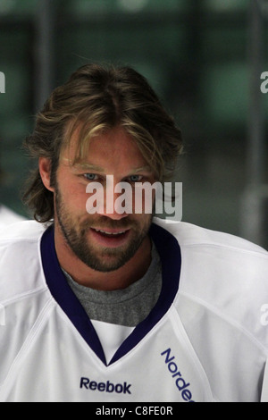 Peter Forsberg giocando una partita di beneficenza per il team di rompighiaccio. Il rompighiaccio è costituito da attuali ed ex giocatori del NHL Foto Stock