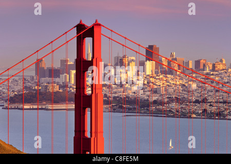 Gli ultimi raggi di sole tramontare sul Golden Gate Bridge, San Francisco, California, USA Foto Stock