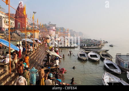 Ghats lungo il fiume Gange, Varanasi (Benares, Uttar Pradesh, India Foto Stock