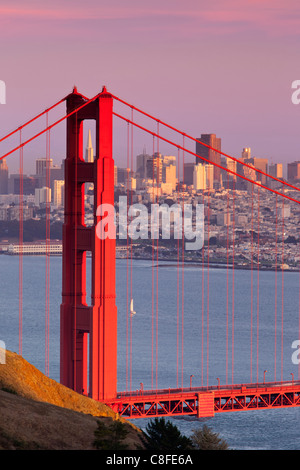 Gli ultimi raggi di sole risplendere sul Golden Gate Bridge di San Francisco, California USA Foto Stock