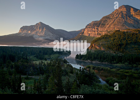 Alba a Swiftcurrent Creek, il Parco Nazionale di Glacier, Montana, Stati Uniti d'America Foto Stock