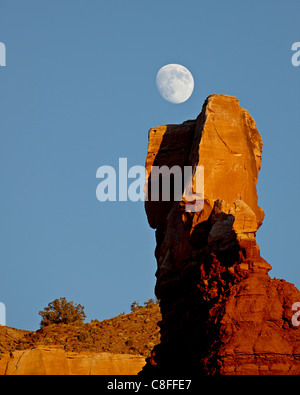 La luna crescente su roccia camino, Capitol Reef National Park nello Utah, Stati Uniti d'America Foto Stock