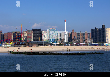 Vista della città di Coney Island, Boardwalk, Spiaggia, Montagne russe Ciclone e meraviglia la ruota dal molo di pesca. Foto Stock