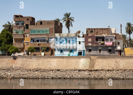 Tradizionale egiziana case con multi colore facciate e lavaggio appesi da balconi con vista sul fiume Nilo in Egitto Foto Stock