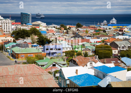 Vista di Punta Arenas Città da La Cruz Hill, Provincia di Magallanes, Patagonia, Cile Foto Stock