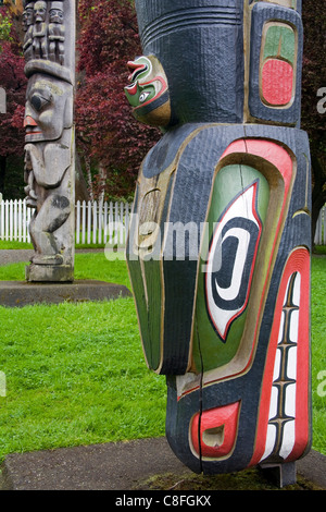 Il Totem Pole Park, il Royal British Columbia Museum, Victoria, Isola di Vancouver, British Columbia, Canada Foto Stock