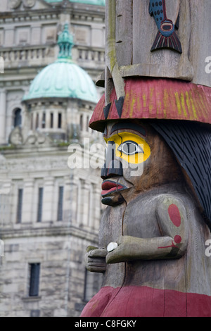 La conoscenza del Totem sul Parlamento e terreni edificabili, Victoria, Isola di Vancouver, British Columbia, Canada Foto Stock