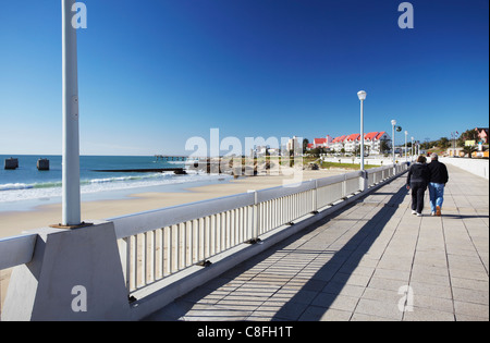 Giovane camminando lungo la spiaggia Humewood, Port Elizabeth, Capo orientale, Sud Africa Foto Stock