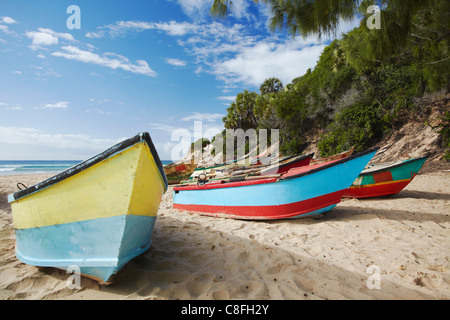 Barche di pescatori sulla spiaggia, Tofo, Inhambane, Mozambico Foto Stock