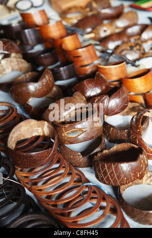 Gioielli realizzati in gusci di noce di cocco al mercato, Inhambane, Mozambico Foto Stock