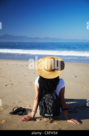 Donna relax sulla spiaggia, Plettenberg Bay, Western Cape, Sud Africa Foto Stock