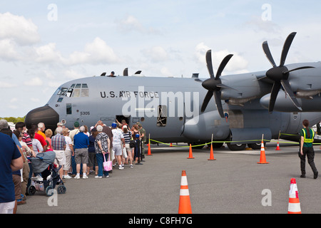 Linea di persone fino a a piedi attraverso un uragano Hunter Lockheed WC-130 Weatherbird aeromobile visualizzato all air show in Ocala, Florida Foto Stock