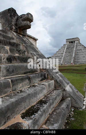Piattaforma di Venere con Kukulkan piramide in background, Chichen Itza, Sito Patrimonio Mondiale dell'UNESCO, Yucatan, Messico Foto Stock