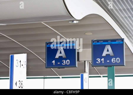 Indicazioni di guida per passeggeri cancelli in Orlando International Airport in Orlando Florida Foto Stock