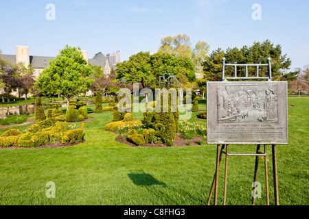 La placca in ingresso alla vecchia scuola di sordi Topiaria da Park a Columbus, Ohio mostra il dipinto che era il modello per il parco. Foto Stock