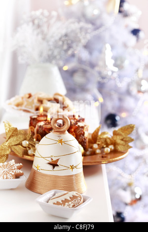 Decorazione di natale con la campana e l'albero di Natale in background Foto Stock