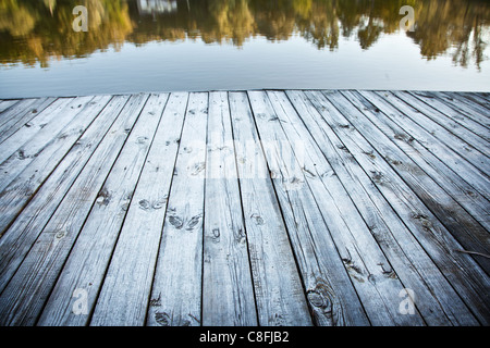 Immagine ravvicinata del vecchio molo in legno. Foto Stock