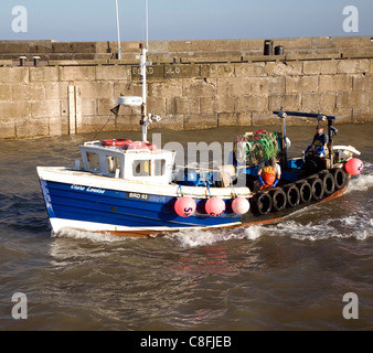 Piccola barca da pesca di entrare nel porto, Bridlington, nello Yorkshire, Inghilterra Foto Stock