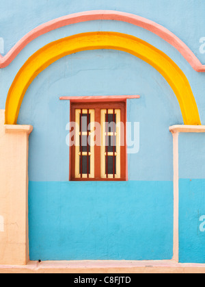 Colorato di blu e giallo indian village casa dettaglio. Andhra Pradesh. India Foto Stock