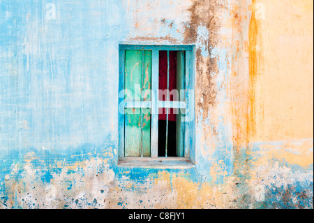 Vecchia indiana rurale Casa di villaggio / finestra Dettaglio. Andhra Pradesh. India Foto Stock