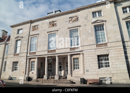 Ingresso principale a Lewes County Hall & Crown Court di edifici nel centro di Lewes, East Sussex, Regno Unito. Foto Stock