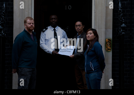 Londra, UK, 22/10/2011. Petizione prese a Downing St per chiedere David Cameron per aiutare il Tibet guadagnare la libertà dalla Cina Foto Stock