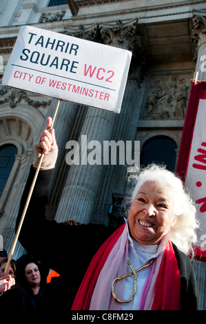 Londra, UK, 22/10/2011. Dr Nawal El Saadawi , scrittore egiziano, medico, romanziere , visiti la occupano London camp a San Paolo per il suo ottantesimo compleanno Foto Stock