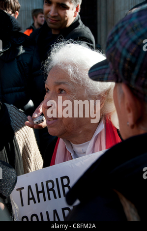 Londra, UK, 22/10/2011. Dr Nawal El Saadawi , scrittore egiziano, medico, romanziere , visiti la occupano London camp a San Paolo per il suo ottantesimo compleanno Foto Stock