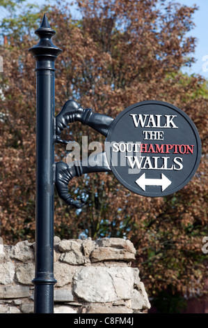 La passeggiata lungo le mura segno, Southampton, Hampshire, Inghilterra, Regno Unito. Foto Stock