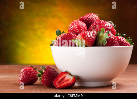 Appetitosa fragola nel recipiente. Isolato su uno sfondo bianco. Foto Stock