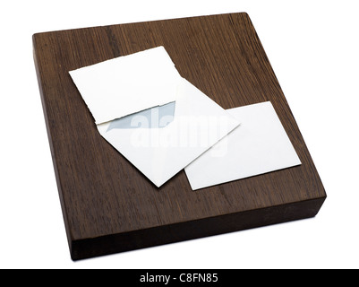 Blocco di legno con una lettera e una busta Foto Stock