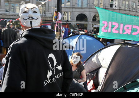 Anonimo UK manifestanti indossando V per Vendetta maschera al di fuori la Cattedrale di St Paul e occupare Londra anti capitalismo protesta 22 Ottobre 2011 Foto Stock