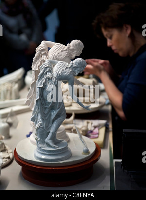 Due delle porcellane di Meissen figura con l'artigiano in background. Foto Stock