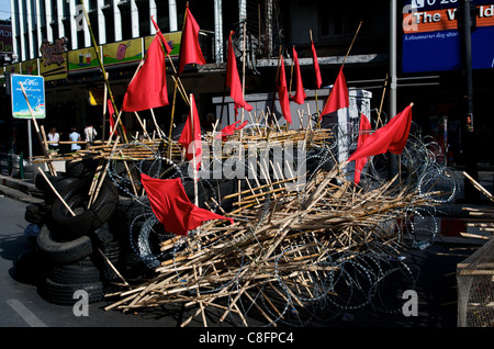 Bandiere rosse sorvolano Barricade, fatte di gomme, fili e pali di bambù affilati, protesta con camicia rossa, Bangkok, Thailandia. © Kraig Lieb Foto Stock