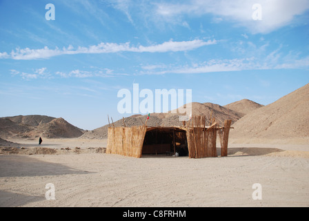 Un beduino del capanno Shara nel deserto, Egitto Foto Stock