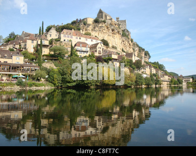 Beynac riflessa nell'acqua della Dordogne, Beynac è classificato più belle villaggio della Francia Foto Stock