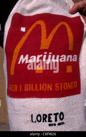 'Marijuana' shopping bag sul display in un negozio nel centro storico di Loreto, Baja California Sur, Messico Foto Stock