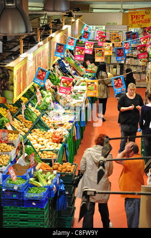 Piscina di frutta e verdura, stallo Watford Mercato, carta posto, Watford, Hertfordshire, England, Regno Unito Foto Stock