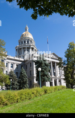 Gold dome e bandiera al di sopra di Colorado Capitol Building a Denver Foto Stock