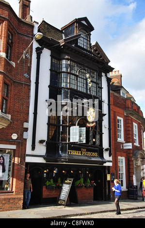 I tre piccioni Inn, High Street, Guildford, Surrey, England, Regno Unito Foto Stock