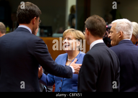 Il cancelliere tedesco Angela Merkel di essere salutato come Ella entra nella riunione del Consiglio europeo a Bruxelles. Foto: Peter Cavanagh. Foto Stock