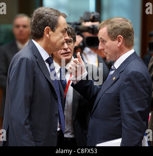 Foto della riunione del Consiglio europeo il Primo Ministro spagnolo José Luis Zapatero con Enda Kenny, Taoiseach di Irlanda Foto Stock