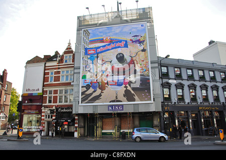 Giant cartellone pubblicitario, Fulham Broadway, Fulham, London Borough di Hammersmith e Fulham, Londra, Inghilterra, Regno Unito Foto Stock