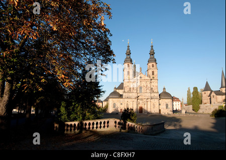 Dom zu Fulda mit Michaelskirche im Hintergrund, Assia, Deutschland cattedrale San Salvator a Fulda con Michael Church, Germania Foto Stock